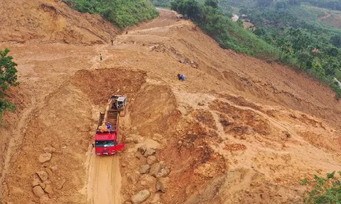 Mưa lớn kéo dài, đồi núi tiếp tục sạt lở, chia cắt nhiều tuyến đường ở Quảng Ngãi
